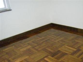 成都實木地板翻新與家具維修服務